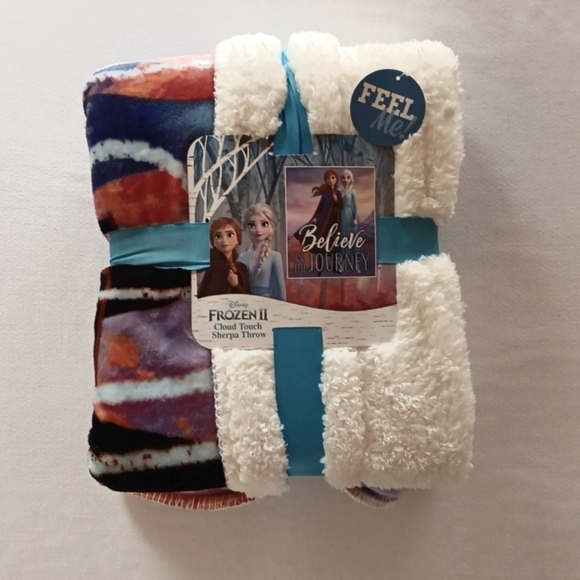 Frozen 2 Cloud Touch Sherpa Oversized Throw - Picture 1 of 5